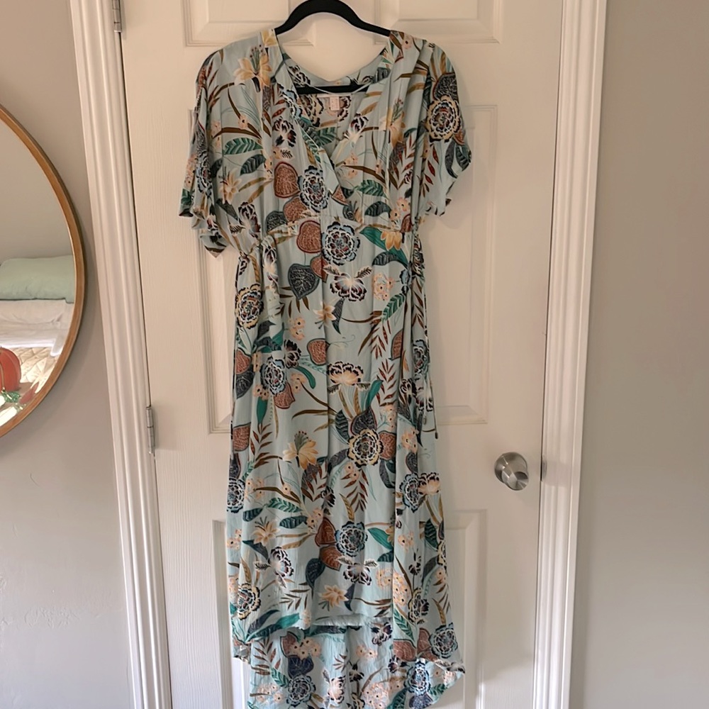 Maxi dress with beautiful floral print.